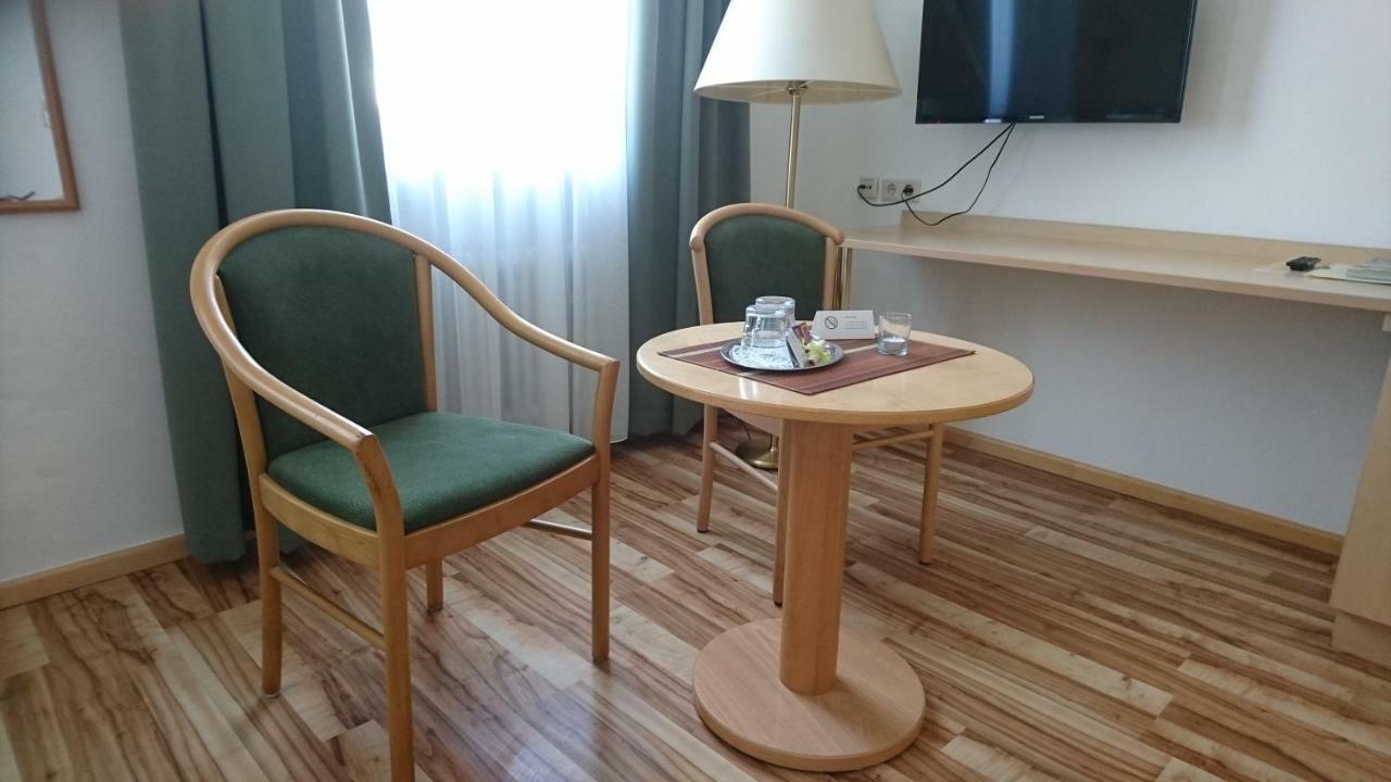 Traditionsgasthof Gruener Baum 바트 슈타펠슈타인 외부 사진
